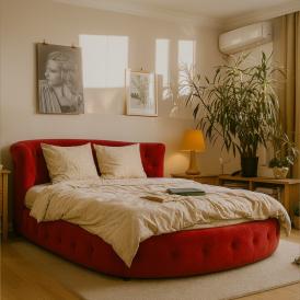 Круглая кровать Честер 225×225 см красного цвета с матрасом 200×200 см в классическом интерьере с растениями и тёплым светом